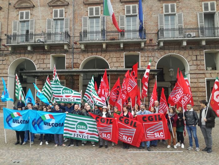 I call center a Torino chiedono risposte: presidio davanti alla prefettura (VIDEO)