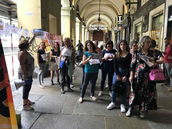 Caos scuole, presidio delle maestre piemontesi: “Sia garantita la continuità didattica per il bene nostro e dei bambini” (FOTO e VIDEO) Caos scuole, presidio delle maestre piemontesi: “Sia garantita la continuità didattica per il bene nostro e dei bambini” (FOTO e VIDEO)