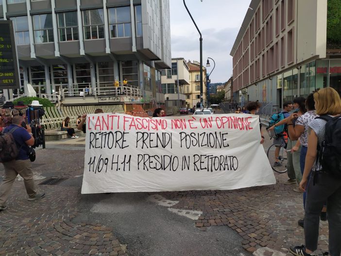 Scontri al Campus Einaudi, i collettivi: “Il rettore si esponga sulle misure cautelari agli studenti antifascisti” [VIDEO]