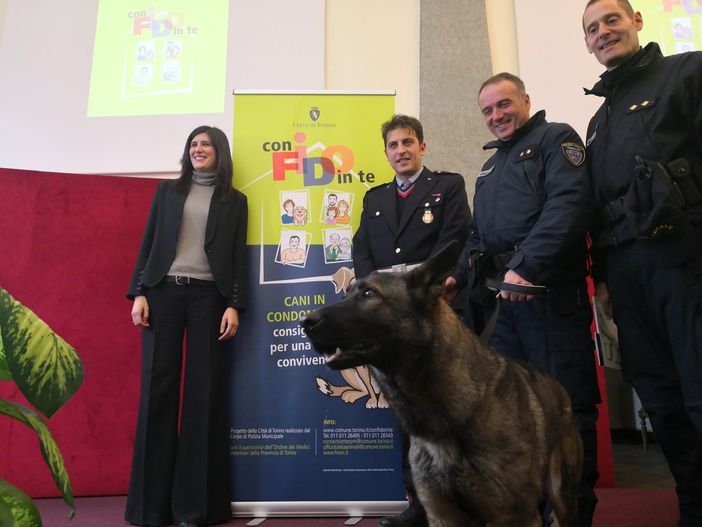 Due e quattro zampe a scuola di "bon ton" dalla Municipale di Torino (VIDEO) Due e quattro zampe a scuola di "bon ton" dalla Municipale di Torino (VIDEO)