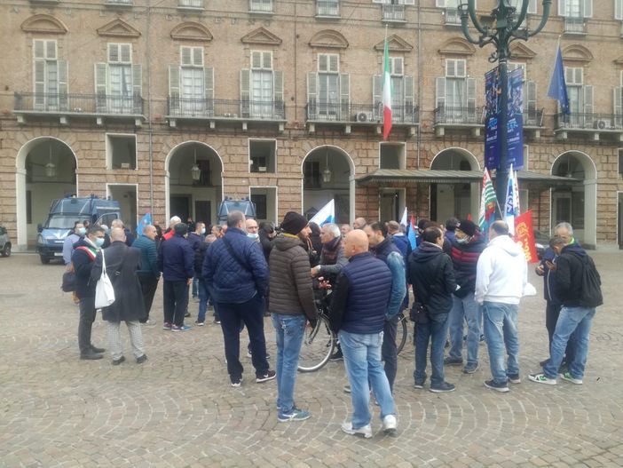 sindacati e lavoratori sotto la Prefettura sindacati e lavoratori sotto la Prefettura