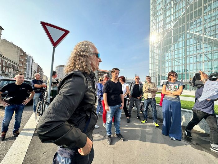 "Vogliamo lavorare, non l'elemosina. Non si può vivere così". La disperazione degli operai Lear sotto il Grattacielo della Regione [FOTO]