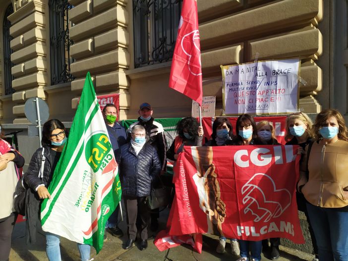 “Da Manital alla brace”: la protesta degli addetti alle pulizie Inps (FOTO e VIDEO)