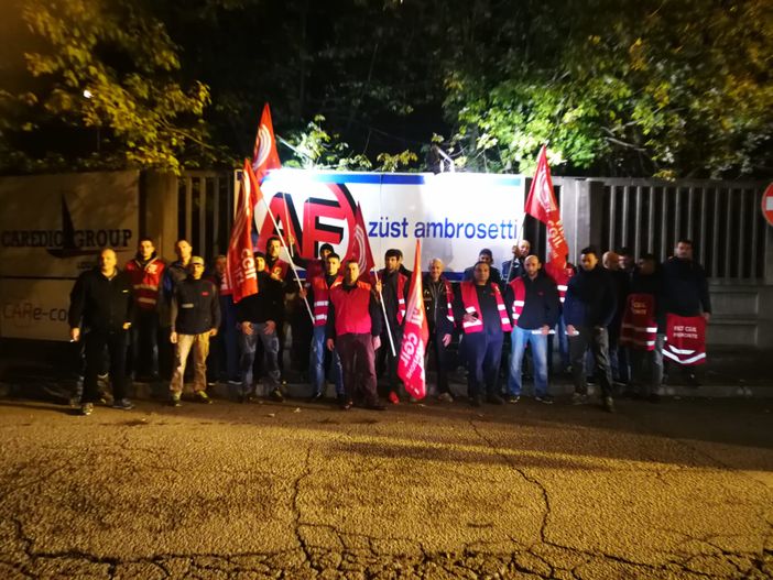 Trofarello, protestano gli addetti delle cooperative che montano i mobili Ikea: "Oggi tutto a tasso zero, tanto gli interessi li paghiamo noi" (FOTO) Trofarello, protestano gli addetti delle cooperative che montano i mobili Ikea: "Oggi tutto a tasso zero, tanto gli interessi li paghiamo noi" (FOTO)