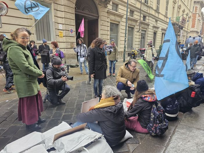 "La Regione fa acqua da tutte le parti": protesta degli ambientalisti davanti al Consiglio, esposte le foto delle alluvioni "La Regione fa acqua da tutte le parti": protesta degli ambientalisti davanti al Consiglio, esposte le foto delle alluvioni