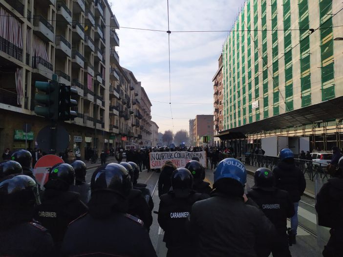 la protesta degli anarchici per le vie di Torino