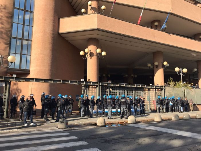 tensioni esterno tribunale