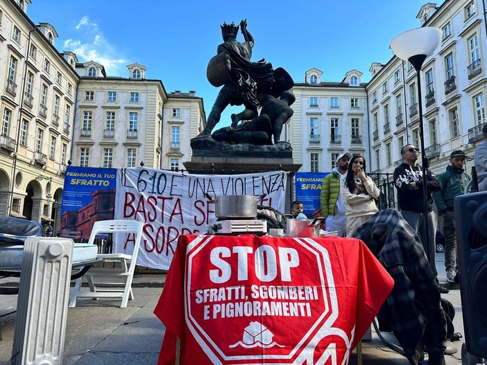 protesta di fronte a palazzo civico protesta di fronte a palazzo civico