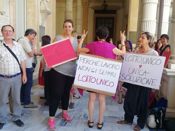 Protesta dei bibliotecari esternalizzati dell'Unito per la gara d'appalto: "Vogliamo il lotto unico"