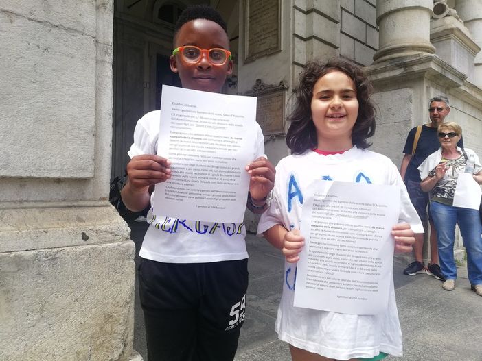 Chiude l'elementare Salvo D'Acquisto: bimbi e genitori in protesta davanti al Comune di Torino
