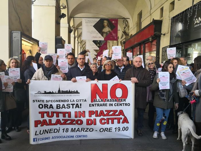 Oggi commercianti, imprese e politici sotto i balconi di Appendino per dire no alla nuova Ztl Oggi commercianti, imprese e politici sotto i balconi di Appendino per dire no alla nuova Ztl