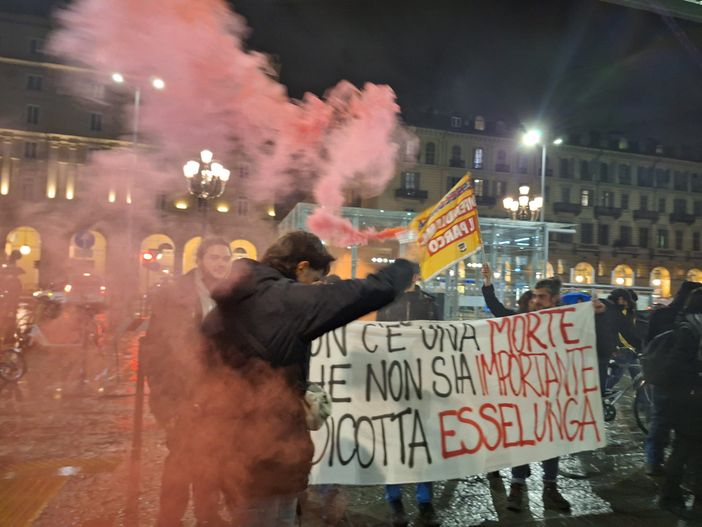 Presidio del comitato "Essenon" davanti al negozio di Porta Nuova al grido di "Basta Esselunga"