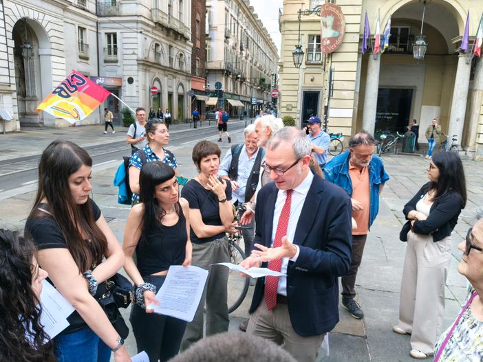 Agganciano i senzatetto nelle strade di Torino: "Ma i nostri stipendi sono da fame" Agganciano i senzatetto nelle strade di Torino: "Ma i nostri stipendi sono da fame"