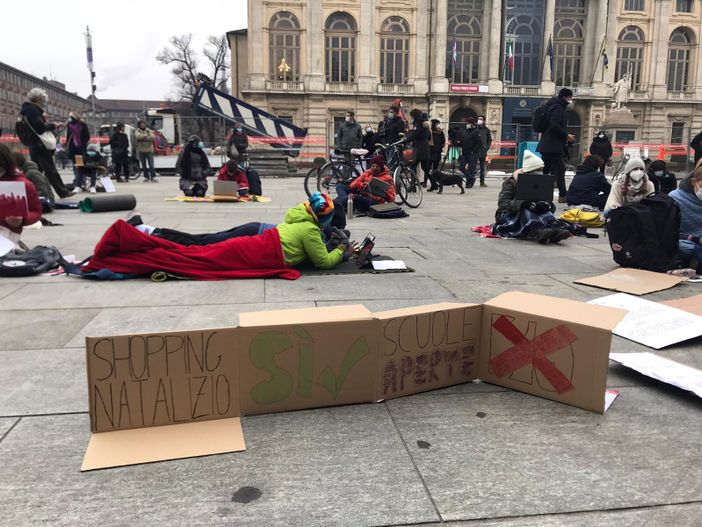 Protesta contro la dad in piazza Castello, chiesto a Cirio il &quot;regalo di Natale&quot; di riaprire le scuole