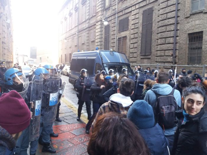 La sinistra studentesca contro il Burger King: "Fuori i privati dall'università". Poi la protesta al rettorato di Torino (FOTO e VIDEO) La sinistra studentesca contro il Burger King: "Fuori i privati dall'università". Poi la protesta al rettorato di Torino (FOTO e VIDEO)
