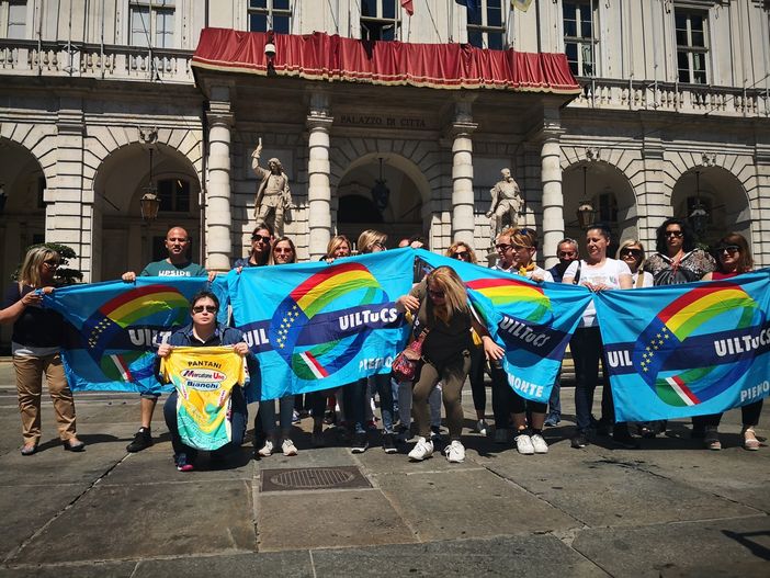 Mercatone Uno, presidio davanti a Palazzo Civico dei lavoratori piemontesi: "Appendino si faccia intermediario con il Mise" Mercatone Uno, presidio davanti a Palazzo Civico dei lavoratori piemontesi: "Appendino si faccia intermediario con il Mise"