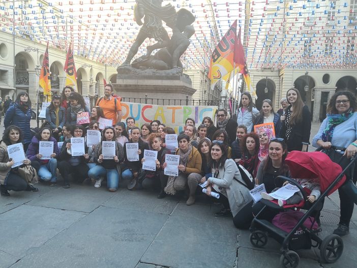 Le educatrici precarie protestano sotto il Comune di Torino: "Rifiutiamo di essere lavoratrici usa e getta"