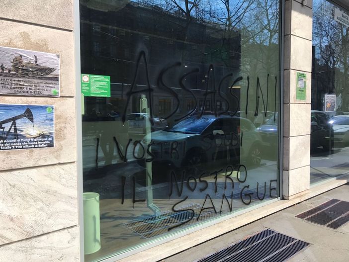 scritte contro filiale Intesa Sanpaolo
