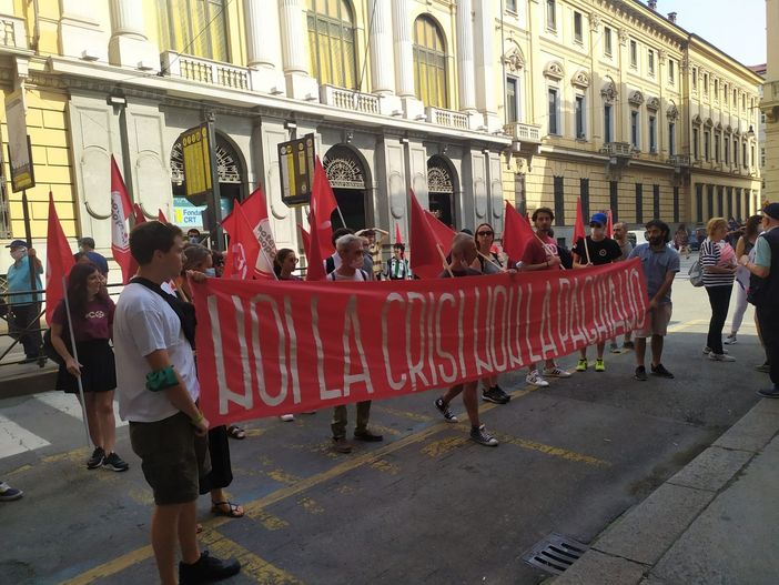 Partiti, sindacati e reti informali in piazza per un “Fronte unico di classe”: “Noi la crisi non la paghiamo”