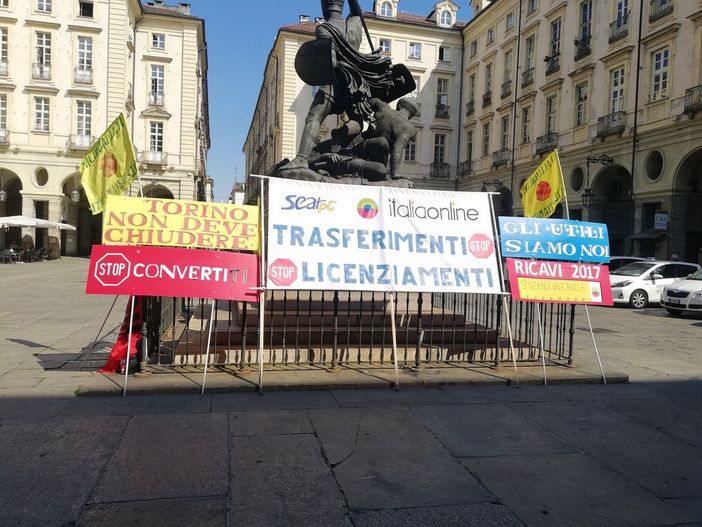 Presidio dei lavoratori di Italiaonline davanti al Comune: "Qua per incontrare Di Maio". Che però non verrà a Torino Presidio dei lavoratori di Italiaonline davanti al Comune: "Qua per incontrare Di Maio". Che però non verrà a Torino