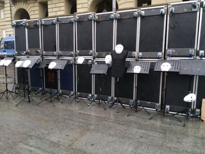 Flash-mob lavoratori dello spettacolo in piazza Castello