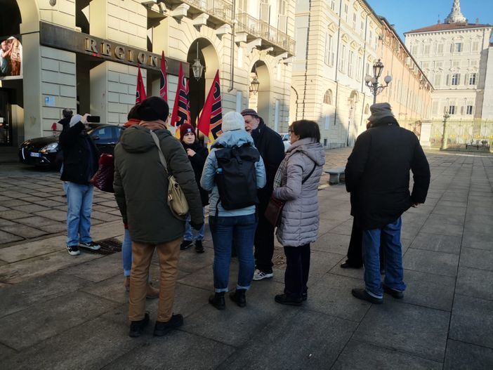 "Lavoriamo 12 ore e ci mancano le posate per gli anziani". Oss in protesta contro la Regione: "Scaricano emergenza su noi" "Lavoriamo 12 ore e ci mancano le posate per gli anziani". Oss in protesta contro la Regione: "Scaricano emergenza su noi"