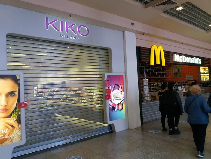 A Le Gru serrande abbassate per 15 minuti: &quot;Chiudiamo per poter riaprire anche nei weekend&quot; [FOTO]