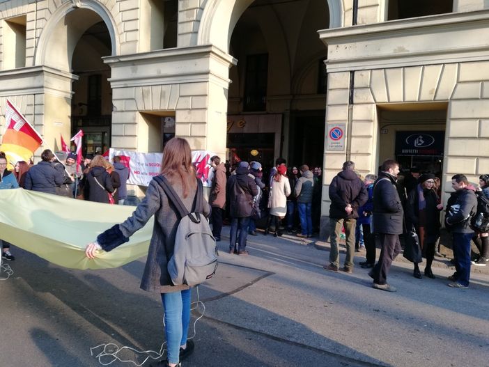 Liceo Regina Margherita di Torino: lo scontro con la preside scende in strada Liceo Regina Margherita di Torino: lo scontro con la preside scende in strada