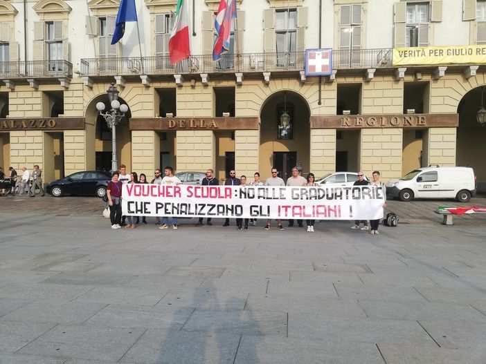 Voucher scuola, proteste delle mamme in piazza Castello: "No alle graduatorie che penalizzano gli italiani" [FOTO E VIDEO]