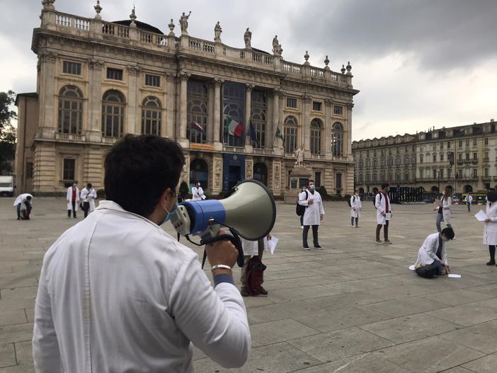 Scende in piazza la rabbia dei medici specializzandi: “Siamo lavoratori solo quando bisogna coprire i turni, pretendiamo rispetto” [FOTO e VIDEO]