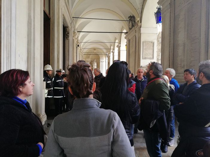 Protesta sotto il comune degli ambulanti di Porta Palazzo: "Noi perseguitati dai vigili urbani, mentre nessuno fa nulla per lo spaccio"