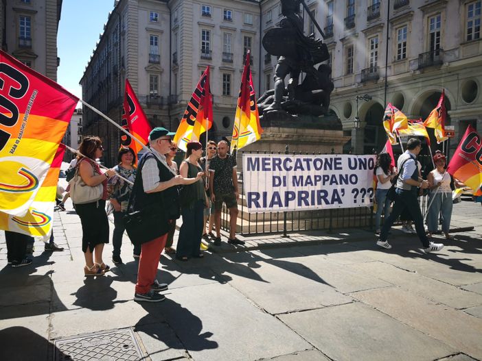 Mercatone Uno, presidio davanti al Comune di Torino dei lavoratori di Mappano: "Riaprirà?"