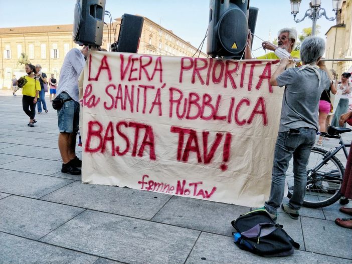 Le donne No Tav in piazza Castello: &quot;Opera porterà nuove malattie, il Covid non ci ha insegnato nulla&quot; (FOTO e VIDEO)