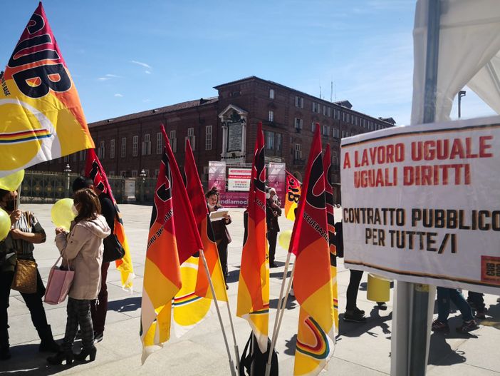 Infermieri ed Oss in protesta in piazza Castello: "Illegittimo sospendere dal lavoro chi non si vaccina"