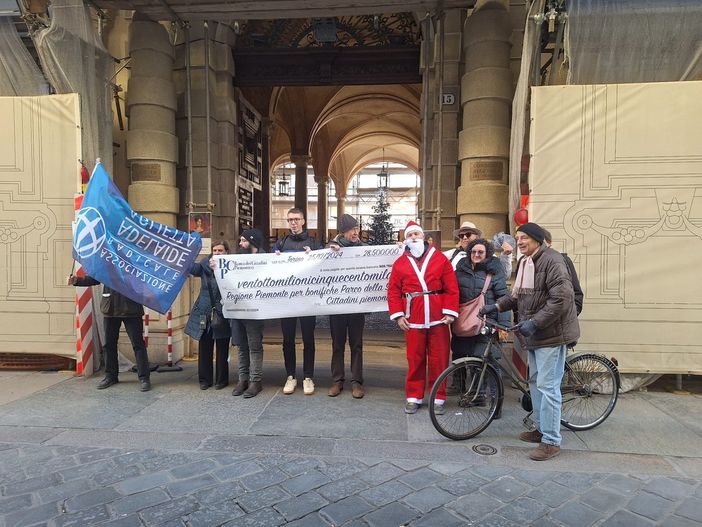 I manifestanti chiedono trasparenza: "Di chi è la responsabilità dei lavori: del pubblico o del privato?" I manifestanti chiedono trasparenza: "Di chi è la responsabilità dei lavori: del pubblico o del privato?"