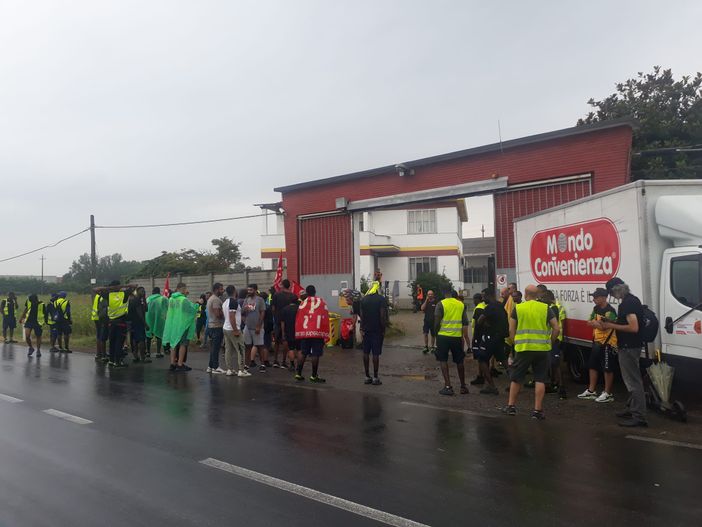 picchetto di protesta di fronte a una fabbrica