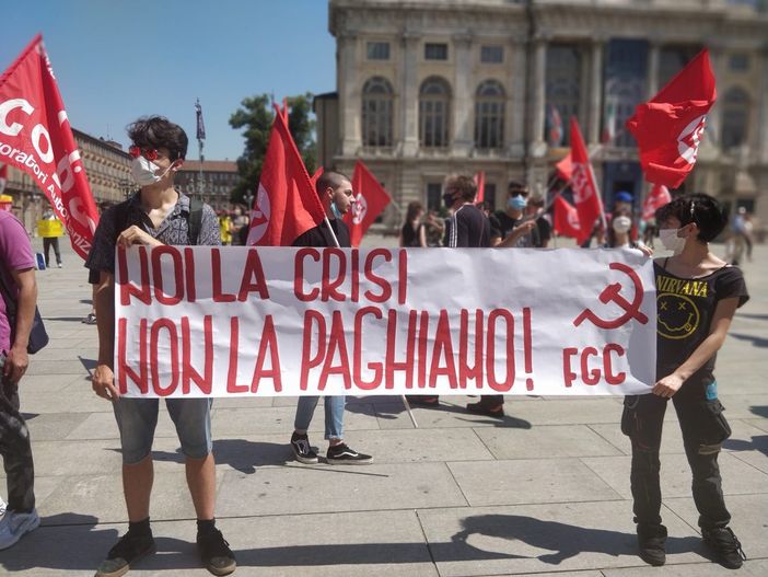 Protestano i Cobas a Torino: "Governo tassi i ricchi per pagare la crisi" Protestano i Cobas a Torino: "Governo tassi i ricchi per pagare la crisi"