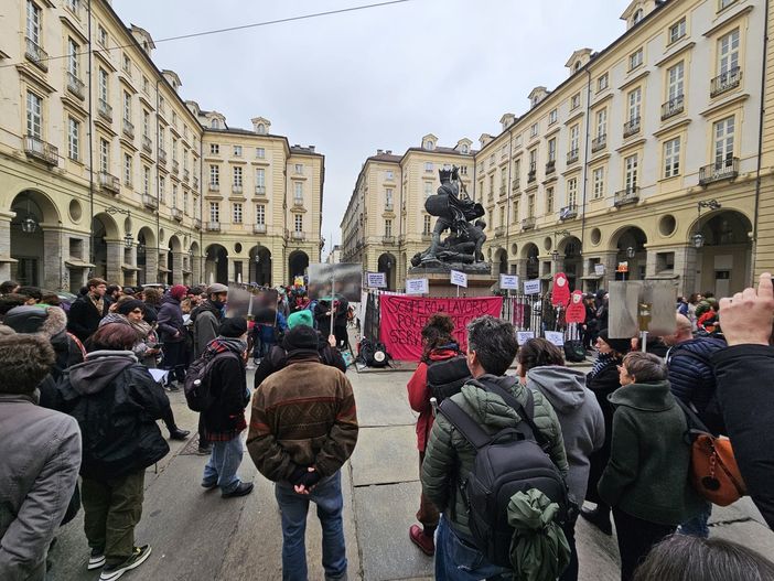 protesta davanti al Comune protesta davanti al Comune