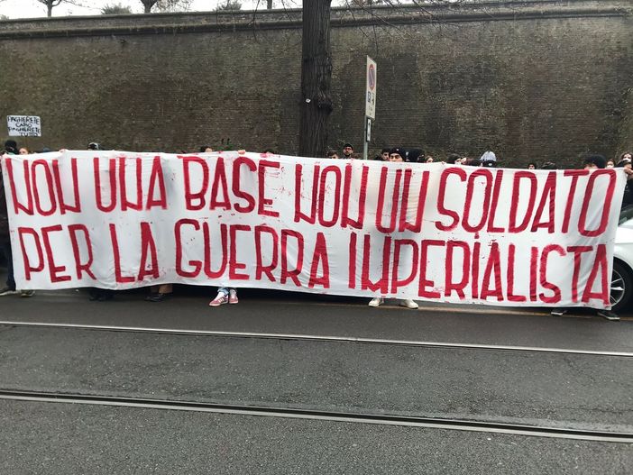 striscione manifestanti striscione manifestanti