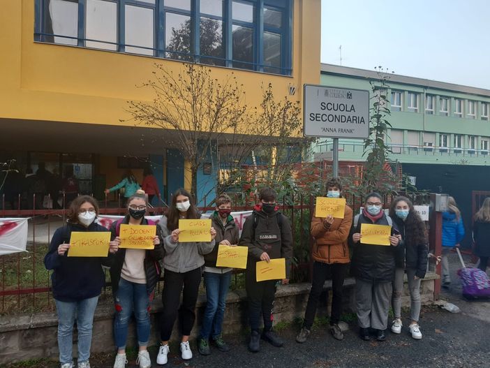 Collegno, i ragazzi protestano contro la didattica a distanza