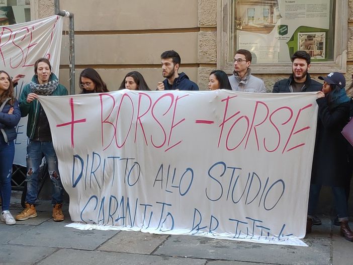 Diritto allo studio, gli universitari protestano davanti al Consiglio regionale (FOTO e VIDEO) Diritto allo studio, gli universitari protestano davanti al Consiglio regionale (FOTO e VIDEO)