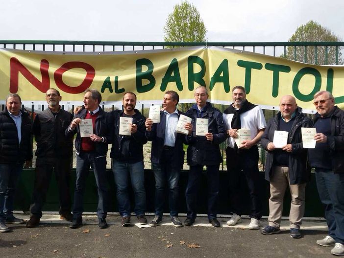 Una manifestazione di cittadini contro il suk