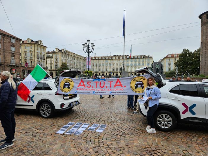 Abusivismo dilagante e la 'concorrenza sleale' degli Ncc: la protesta di decine di taxisti torinesi Abusivismo dilagante e la 'concorrenza sleale' degli Ncc: la protesta di decine di taxisti torinesi
