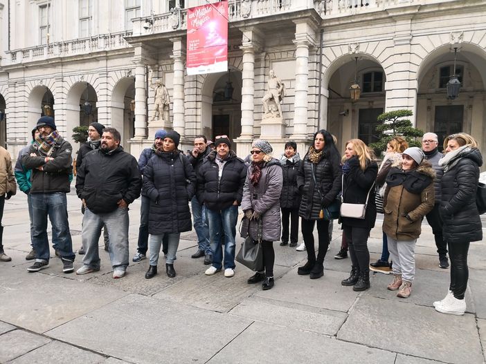 Da 5 mesi senza stipendio, lavoratori Tundo in protesta sotto il Comune: "Vogliamo incontrare Appendino" Da 5 mesi senza stipendio, lavoratori Tundo in protesta sotto il Comune: "Vogliamo incontrare Appendino"