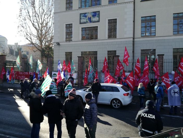 Laboratori analisi della AslTo3, i sindacati a Saitta: "Sgomenti dalle notizie degli ultimi giorni, le sue parole non ci rassicurano: vogliamo i fatti"