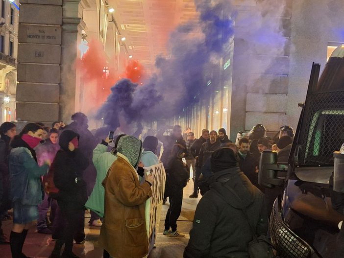 "Vannacci, Vannacci sei il capo dei pagliacci": gli studenti dei Collettivi in corteo accolgono così l'arrivo del generale a Torino "Vannacci, Vannacci sei il capo dei pagliacci": gli studenti dei Collettivi in corteo accolgono così l'arrivo del generale a Torino