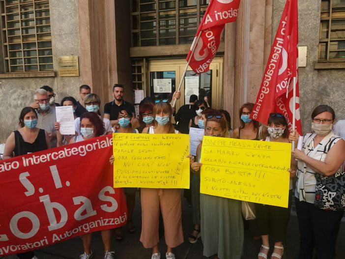 Lavoratrici mense Fca all'Inps: "Vogliamo i nostri soldi, da settembre di nuovo al lavoro"  (FOTO E VIDEO) Lavoratrici mense Fca all'Inps: "Vogliamo i nostri soldi, da settembre di nuovo al lavoro"  (FOTO E VIDEO)