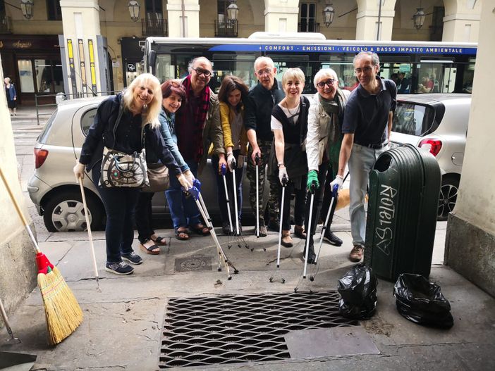 Fioriere e griglie in via Po trasformate in posacenere: volontari le ripuliscono Fioriere e griglie in via Po trasformate in posacenere: volontari le ripuliscono