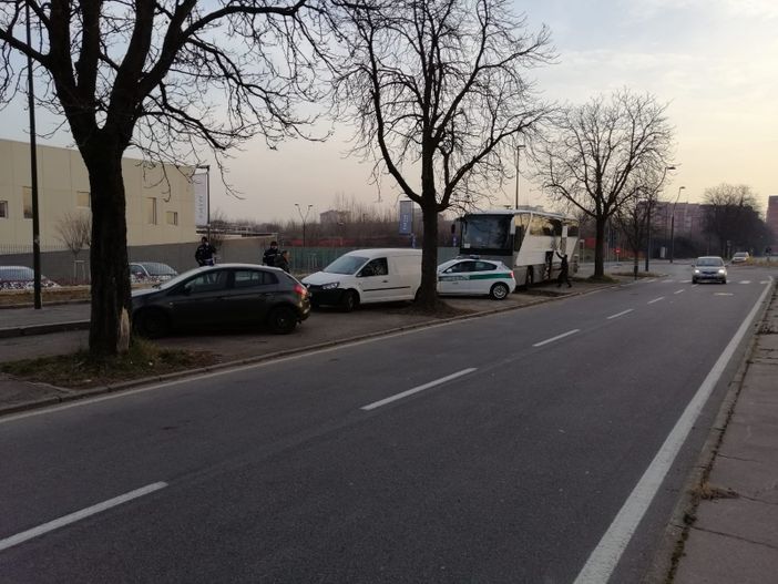 Sicurezza stradale, autobus fermato in via Traves dalla municipale: 2000 euro di multa Sicurezza stradale, autobus fermato in via Traves dalla municipale: 2000 euro di multa