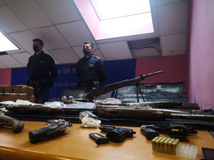 Il sequestro di armi e di droga Il sequestro di armi e di droga